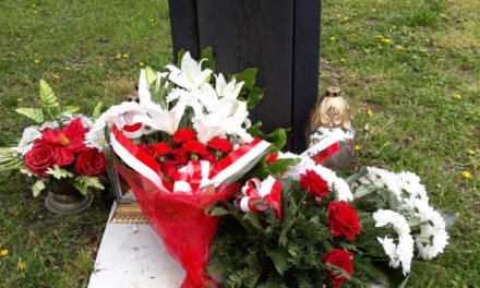 Złożenie wiązanki kwiatów pod Krzyżem Katyńskim